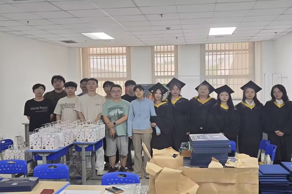 学部举行2025届毕业生欢送会